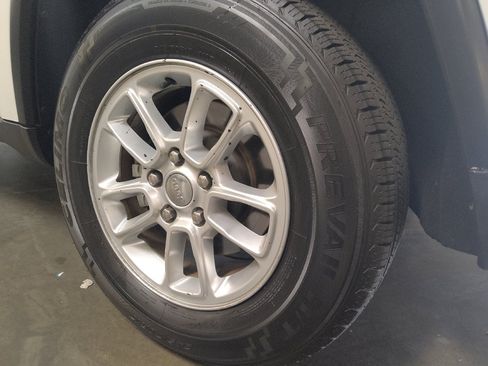 Used 2019 Jeep Grand Cherokee Laredo RWD image 31