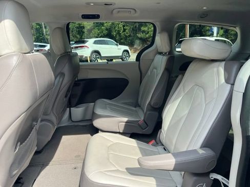 Used 2019 Chrysler Pacifica Touring-L w/ Advanced Safetytec Group FWD image 13
