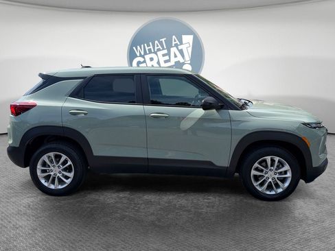 Used 2025 Chevrolet TrailBlazer LS w/ LS Convenience Package AWD/4WD image 2