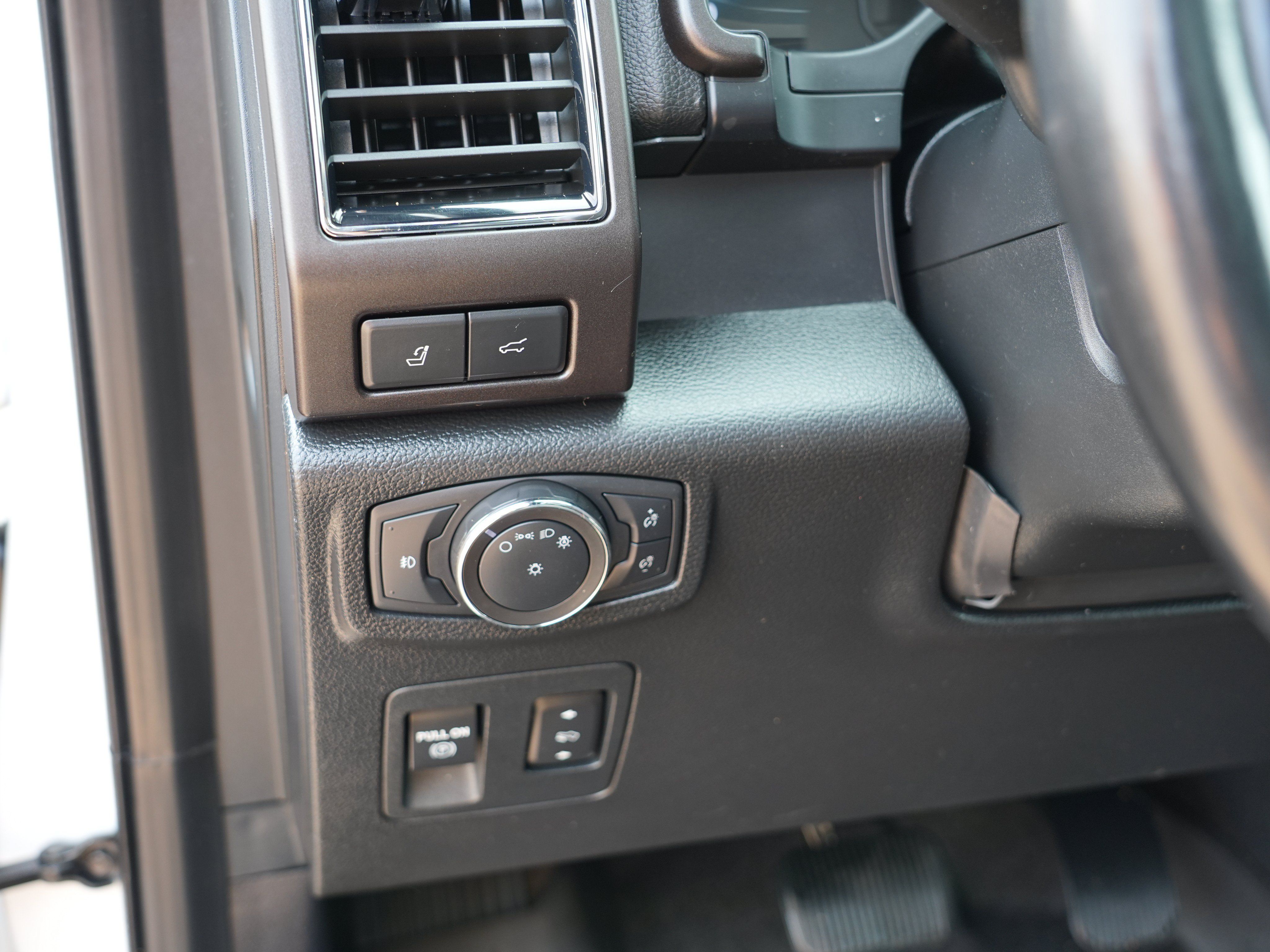 Used 2020 Ford Expedition Limited AWD/4WD image 16