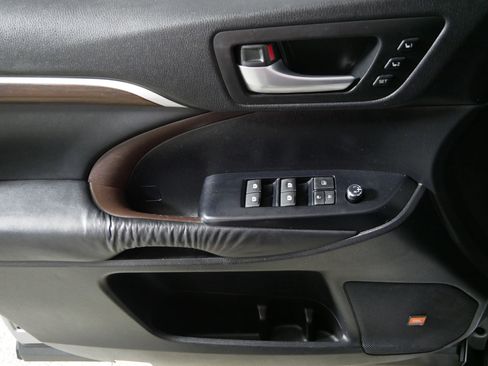 Used 2015 Toyota Highlander Limited Platinum image 19