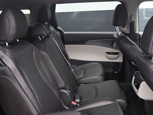 Used 2023 Kia Carnival LX FWD image 10