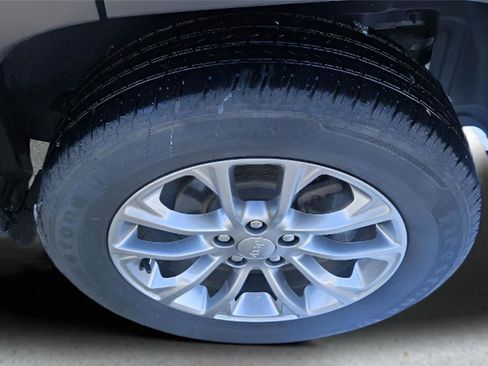 Used 2020 Jeep Cherokee Latitude Plus image 39