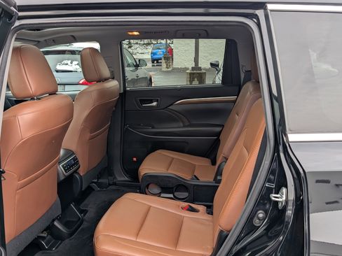 Used 2017 Toyota Highlander Limited Platinum image 16