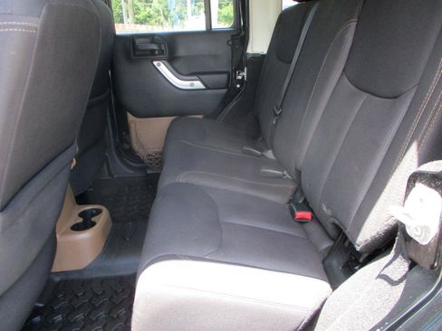 Used 2014 Jeep Wrangler Unlimited Rubicon w/ Max Tow Package AWD/4WD image 8