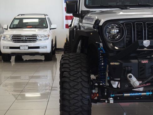 Used 2022 Jeep Gladiator Sport AWD/4WD image 9