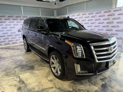 Used 2018 Cadillac Escalade ESV Luxury AWD/4WD image 2