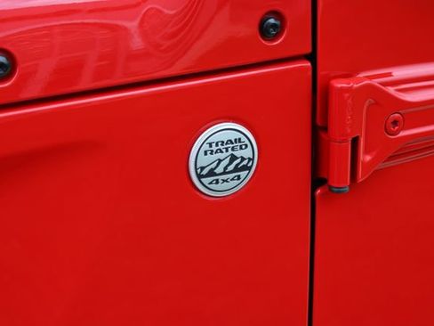 Used 2022 Jeep Wrangler Unlimited Sahara AWD/4WD image 9