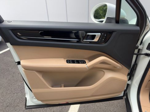 Used 2022 Porsche Cayenne image 46