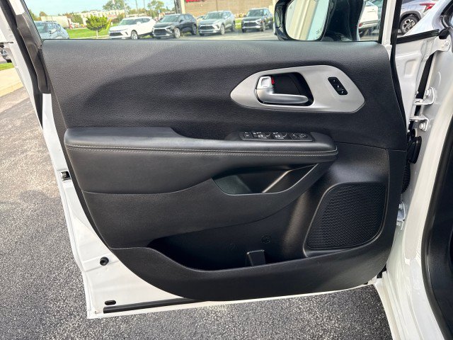 Used 2025 Chrysler Pacifica Limited FWD image 14