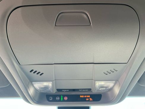 Used 2024 GMC Terrain SLE image 25