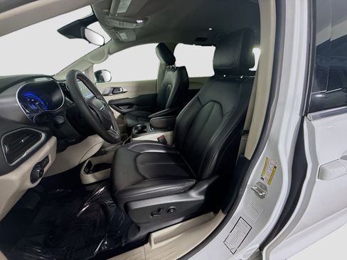 Used 2024 Chrysler Pacifica Touring-L image 22