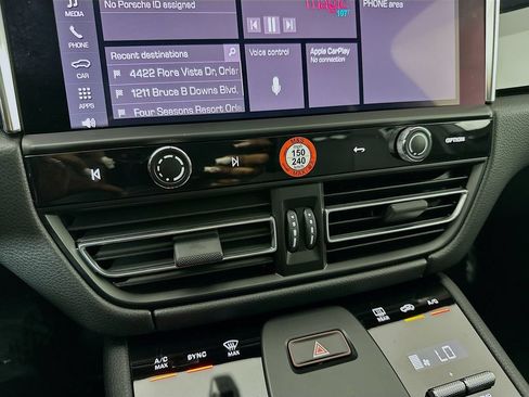 Certified 2026 Porsche Macan AWD/4WD image 18