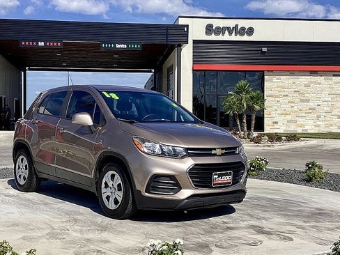 Used 2018 Chevrolet Trax LS image 3
