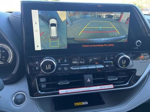 Used 2025 Toyota Highlander Platinum image 32