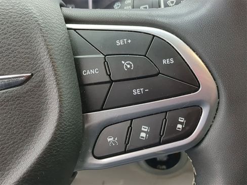 Used 2023 Chrysler Pacifica Touring-L image 24