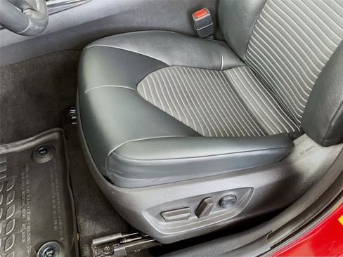 Used 2020 Toyota Camry SE FWD image 21