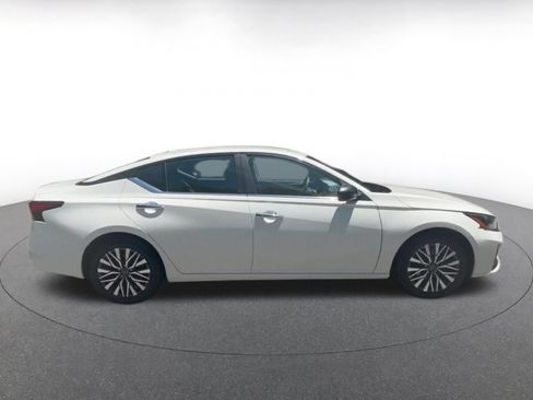 Used 2025 Nissan Altima 2.5 SV FWD image 16