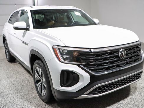 Used 2024 Volkswagen Atlas Cross Sport SE FWD image 5
