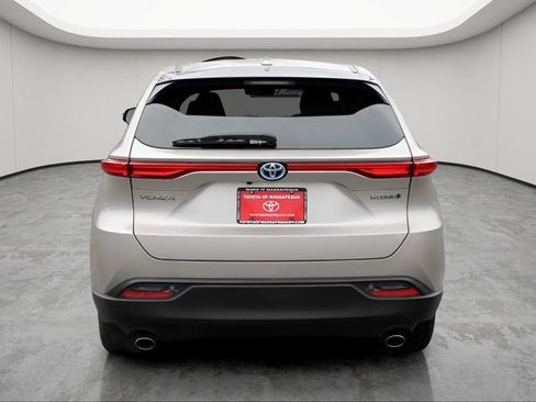 Certified 2021 Toyota Venza LE image 4