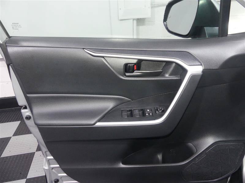 Used 2021 Toyota RAV4 LE AWD/4WD image 18