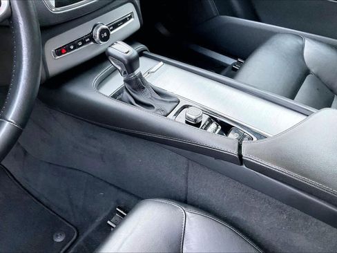 Used 2021 Volvo XC90 T5 Momentum image 16