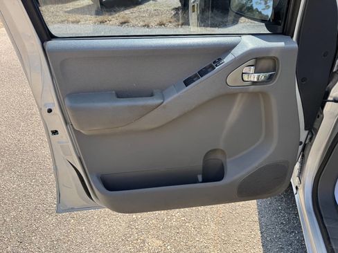 Used 2013 Nissan Frontier SV image 39