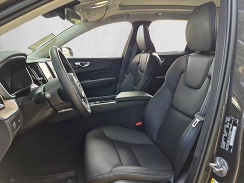 Used 2022 Volvo XC60 B5 Momentum w/ Advanced Package FWD image 14