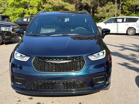 Used 2024 Chrysler Pacifica Premium FWD image 3