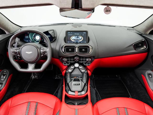 Used 2022 Aston Martin V8 Vantage Roadster RWD image 22