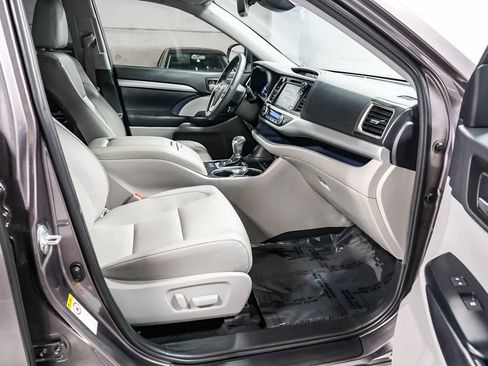 Certified 2019 Toyota Highlander XLE w/ Carpet Mat Package (TMS) FWD image 18