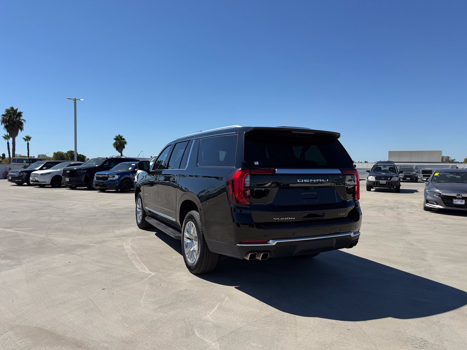 Used 2025 GMC Yukon XL Denali AWD/4WD image 2