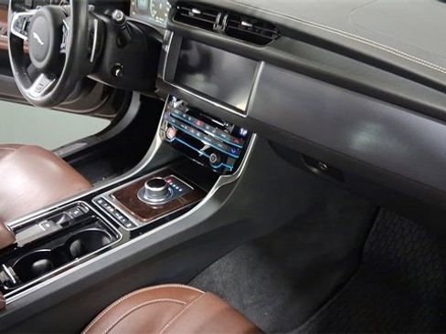 Used 2018 Jaguar XF R-Sport image 19