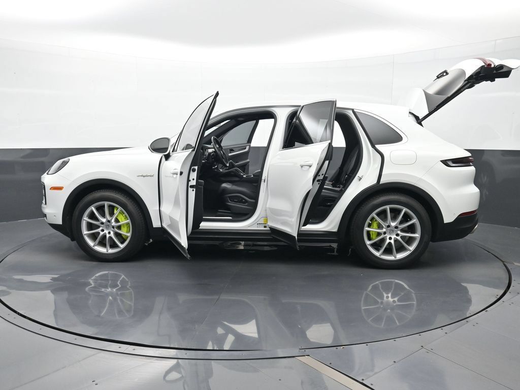 Certified 2024 Porsche Cayenne AWD/4WD image 29