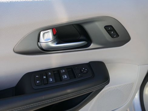 Used 2023 Chrysler Pacifica Touring-L image 11