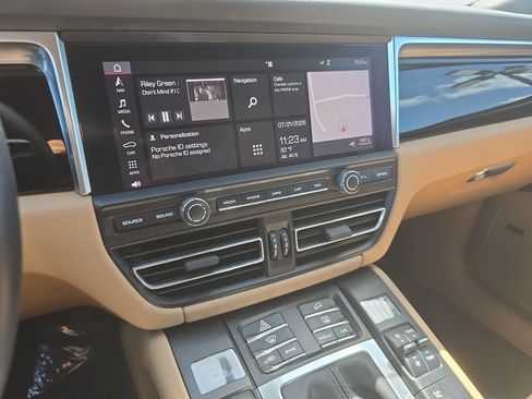 Used 2019 Porsche Macan AWD/4WD image 18