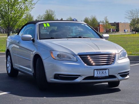 Used 2011 Chrysler 200 Touring FWD image 4