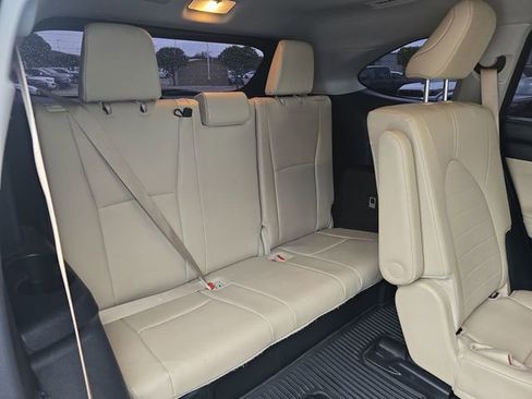 Used 2025 Toyota Highlander XLE image 12