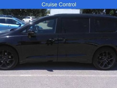Used 2025 Chrysler Pacifica Limited FWD image 8