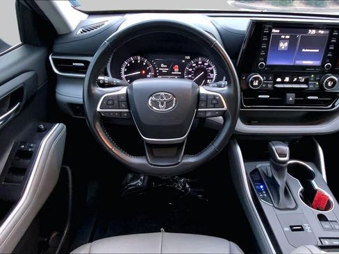 Used 2022 Toyota Highlander XLE FWD image 6
