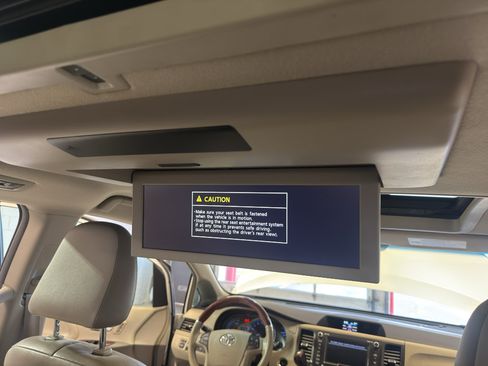 Used 2014 Toyota Sienna Limited w/ Limited Premium Package FWD image 26
