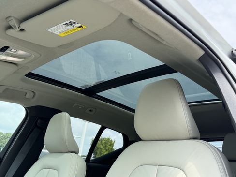 Used 2023 Volvo XC40 B4 Plus w/ Climate Package FWD image 29