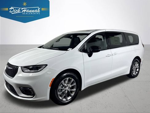 New 2026 Chrysler Pacifica Limited w/ Uconnect Theater Family Group image 1