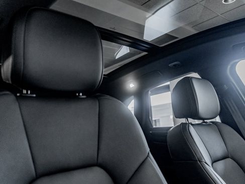 Certified 2025 Porsche Macan image 33