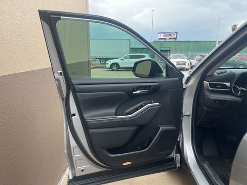 Used 2022 Toyota Highlander XLE image 34