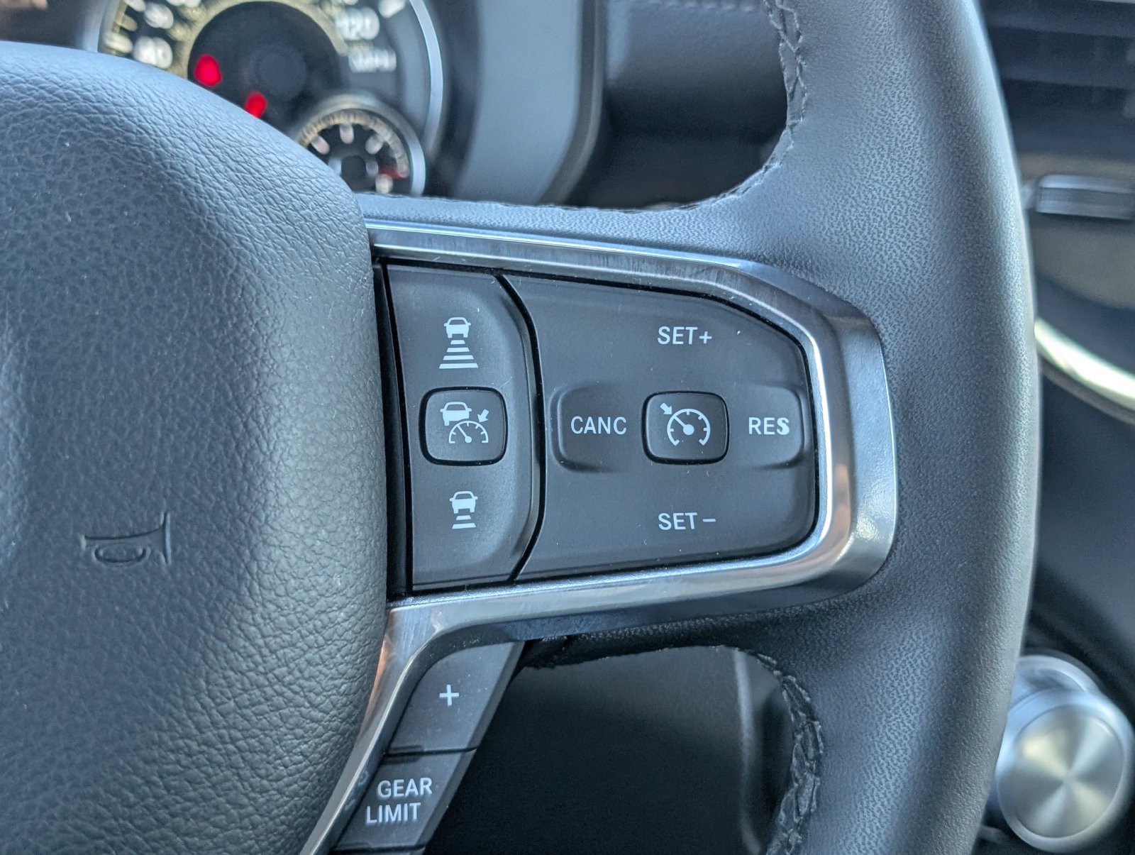 Used 2025 RAM 1500 Laramie AWD/4WD image 27