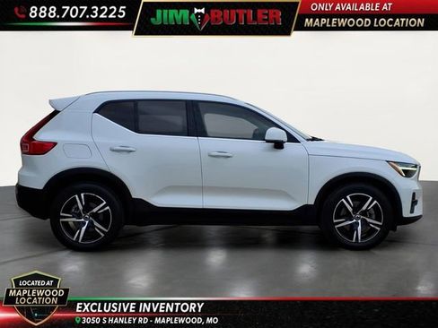 Used 2023 Volvo XC40 B5 Plus image 5