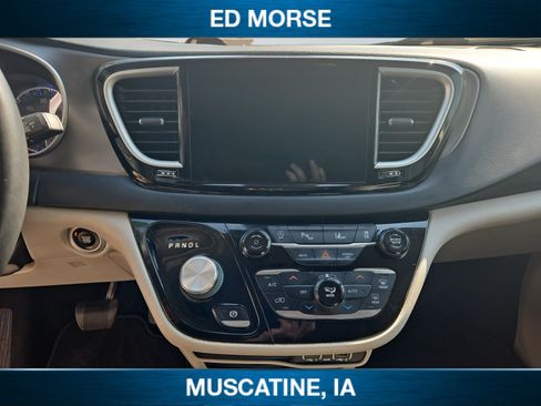 Used 2022 Chrysler Pacifica Touring-L FWD image 15