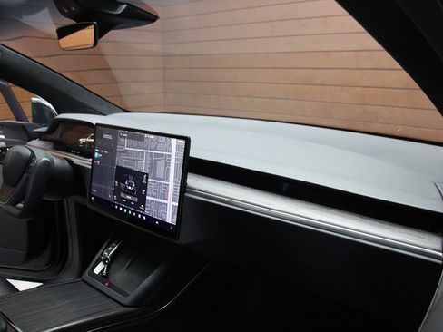 Used 2022 Tesla Model X image 16