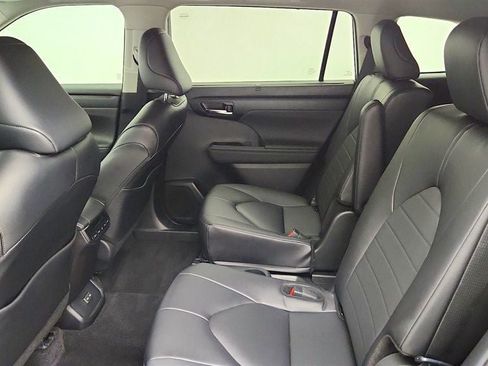 Used 2024 Toyota Highlander XLE AWD/4WD image 20